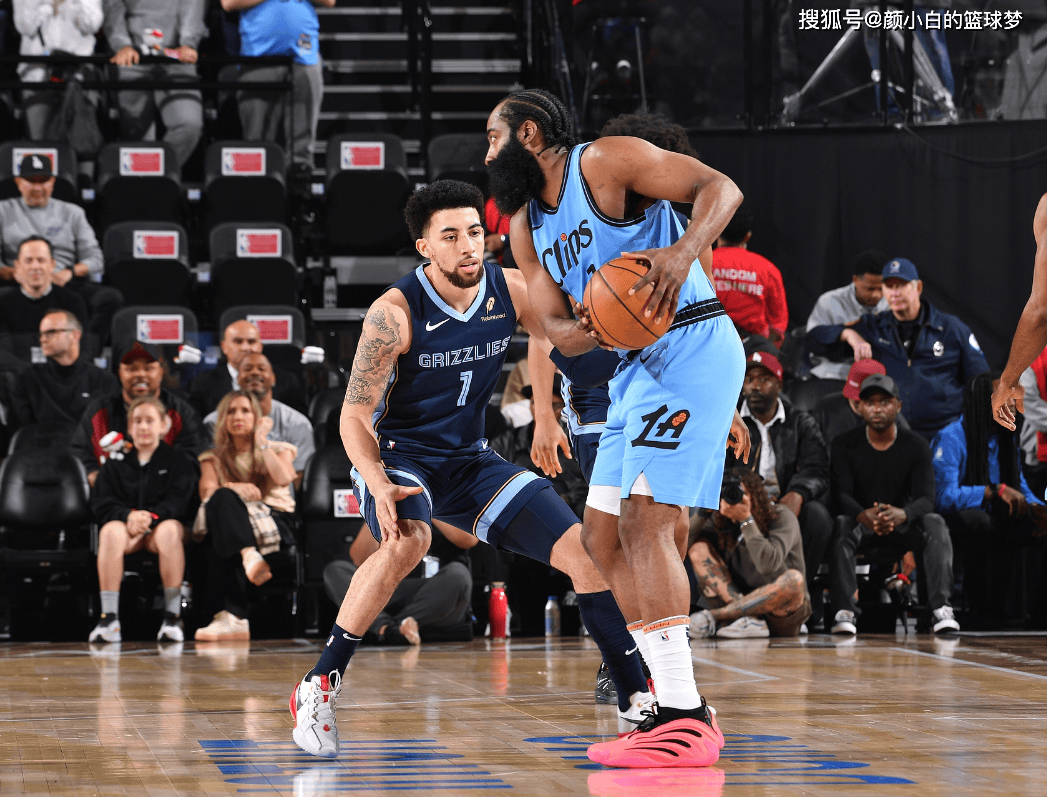 关于孟菲斯灰熊训练开放日；加时末段更衣室发声引欢呼；NBA总决赛在即；年轻球员得到机会的信息